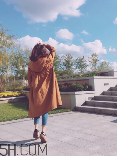 焦糖色風(fēng)衣配什么圍巾？焦糖色風(fēng)衣圍巾顏色搭配