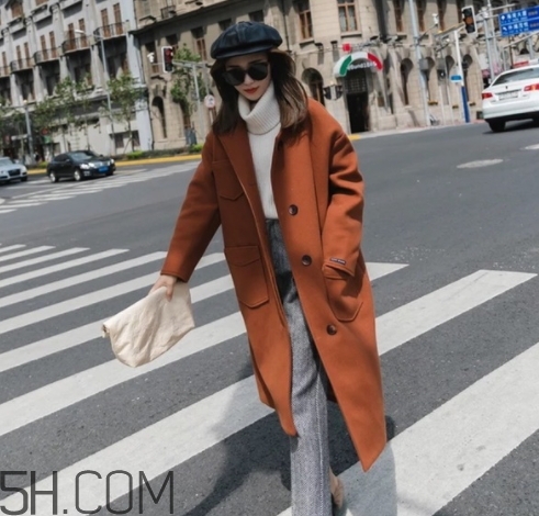 焦糖色風衣配什么褲子？焦糖色風衣搭配褲子顏色