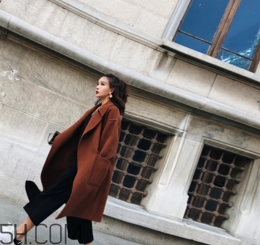 焦糖色風衣配什么褲子？焦糖色風衣搭配褲子顏色