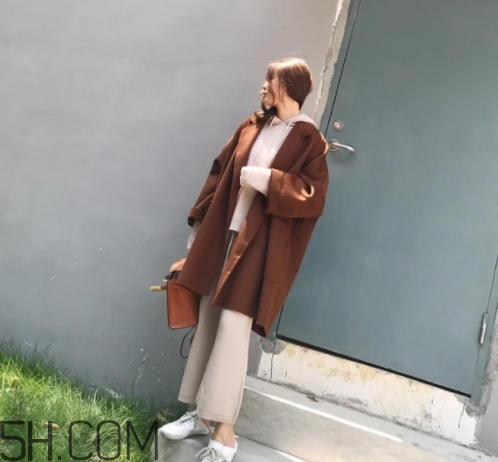 焦糖色風衣配什么褲子？焦糖色風衣搭配褲子顏色