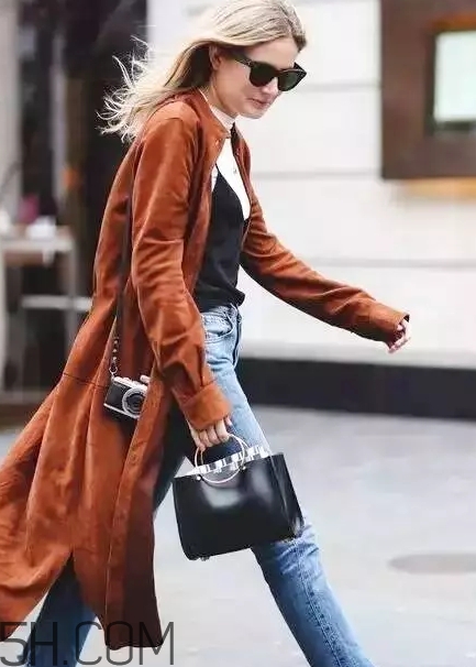 焦糖色風衣配什么褲子？焦糖色風衣搭配褲子顏色