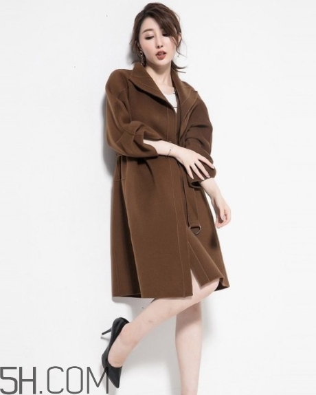 焦糖色風衣配什么顏色好看？焦糖色風衣怎么搭配