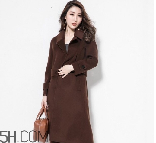 焦糖色風衣配什么顏色好看？焦糖色風衣怎么搭配