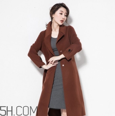 焦糖色風衣配什么顏色好看？焦糖色風衣怎么搭配