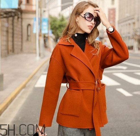 焦糖色風衣配什么顏色好看？焦糖色風衣怎么搭配