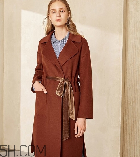 焦糖色風衣配什么顏色好看？焦糖色風衣怎么搭配