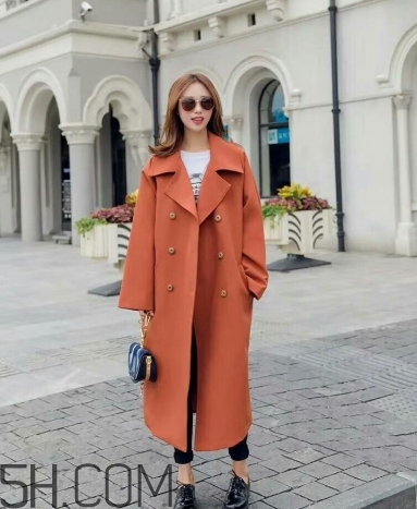 焦糖色風衣配什么顏色好看？焦糖色風衣怎么搭配