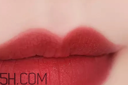 姨媽色口紅適合什么膚色？姨媽色口紅顯白嗎