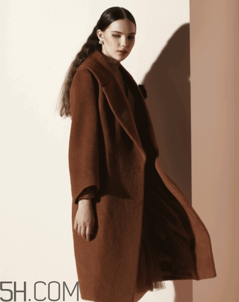 焦糖色毛衣配什么顏色好看？焦糖色毛衣搭配圖片