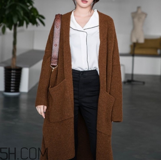 焦糖色毛衣配什么褲子？焦糖色毛衣配什么鞋子？