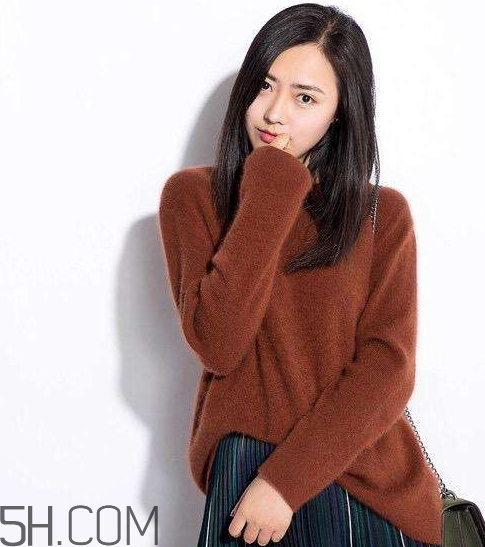 焦糖色毛衣配什么褲子？焦糖色毛衣配什么鞋子？