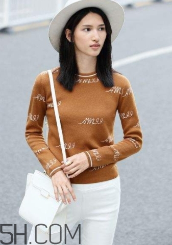 焦糖色毛衣配什么褲子？焦糖色毛衣配什么鞋子？