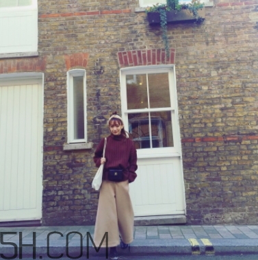 焦糖色毛衣配什么褲子？焦糖色毛衣配什么鞋子？