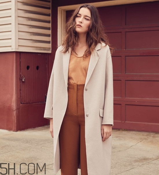 焦糖色褲子配什么顏色外套？焦糖色褲子怎么搭配圖片