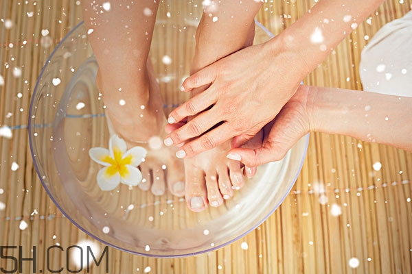 冬天睡覺(jué)腳冷什么原因 冬天睡覺(jué)腳冷怎么辦 冬天睡覺(jué)腳冷什么原因 冬天睡覺(jué)腳冷怎么辦