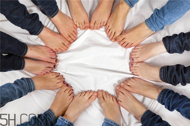 冬天睡覺(jué)腳冷什么原因 冬天睡覺(jué)腳冷怎么辦 冬天睡覺(jué)腳冷什么原因 冬天睡覺(jué)腳冷怎么辦