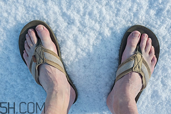 冬天睡覺(jué)腳冷什么原因 冬天睡覺(jué)腳冷怎么辦 冬天睡覺(jué)腳冷什么原因 冬天睡覺(jué)腳冷怎么辦