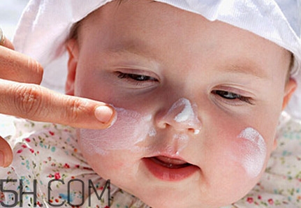 皮膚過敏是什么原因引起的？皮膚過敏和蕁麻疹的區(qū)別