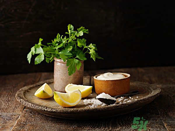 白醋和鹽水混在一起洗臉有什么好處？白醋和鹽洗臉好嗎？