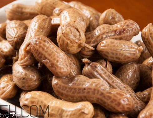 水煮花生為什么會發(fā)黑 水煮花生變黑還能吃嗎 水煮花生為什么會發(fā)黑 水煮花生變黑還能吃嗎