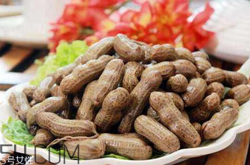 水煮花生為什么會發(fā)黑 水煮花生變黑還能吃嗎 水煮花生為什么會發(fā)黑 水煮花生變黑還能吃嗎