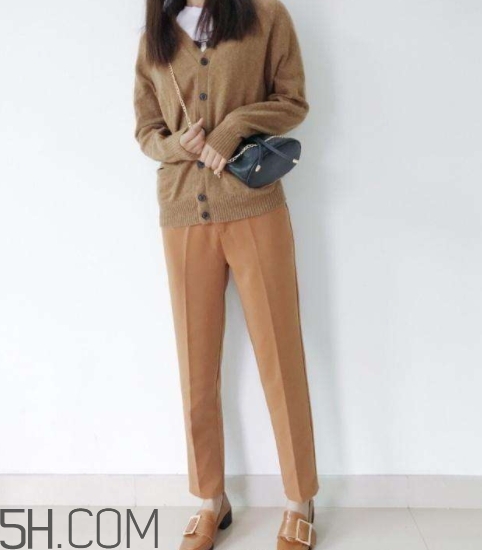 焦糖色褲子配什么鞋子？焦糖色褲子配什么襪子