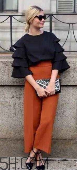 焦糖色褲子配什么鞋子？焦糖色褲子配什么襪子