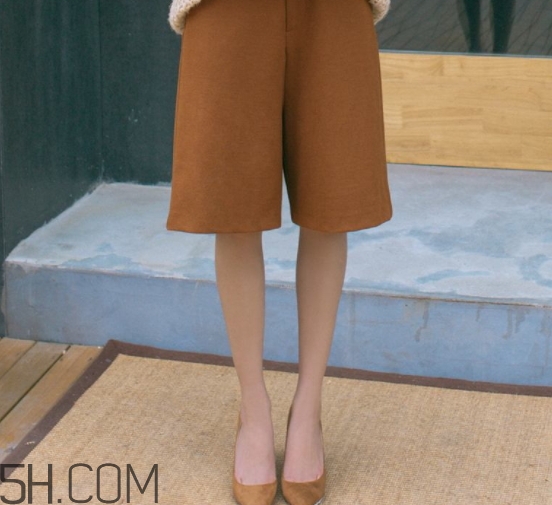 焦糖色褲子配什么鞋子？焦糖色褲子配什么襪子