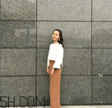 焦糖色褲子配什么鞋子？焦糖色褲子配什么襪子