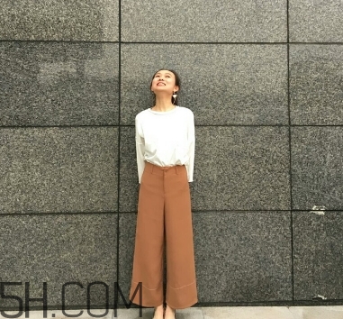 焦糖色褲子配什么鞋子？焦糖色褲子配什么襪子