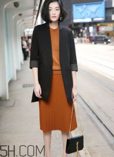 焦糖色裙子配什么上衣？焦糖色裙子配什么顏色上衣好看