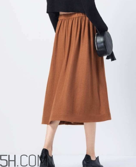 焦糖色裙子配什么襪子？焦糖色裙子配什么鞋子