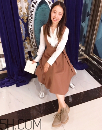 焦糖色裙子配什么襪子？焦糖色裙子配什么鞋子