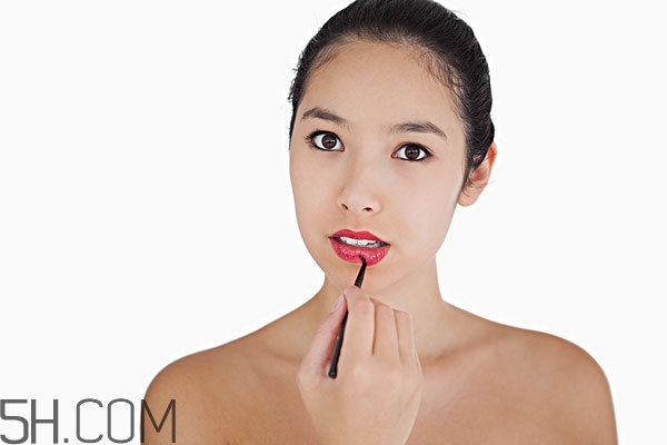 涂完口紅要用什么洗 涂口紅后要怎么清洗 涂完口紅要用什么洗 涂口紅后要怎么清洗