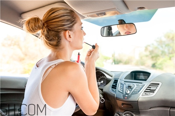 涂完口紅要用什么洗 涂口紅后要怎么清洗 涂完口紅要用什么洗 涂口紅后要怎么清洗