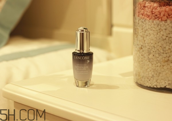 蘭蔻小黑瓶安瓶精華和雅詩蘭黛小棕瓶精華哪個好? 蘭蔻小黑瓶安瓶精華和雅詩蘭黛小棕瓶精華哪個好?