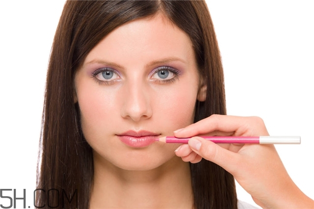 涂完口紅唇紋明顯 涂口紅有唇紋怎么辦 涂完口紅唇紋明顯 涂口紅有唇紋怎么辦