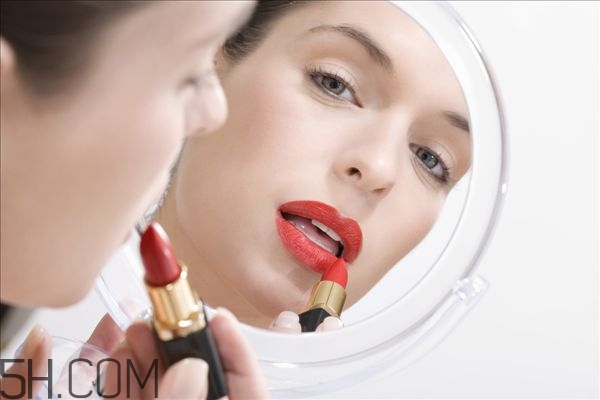 涂完口紅要用什么洗 涂口紅后要怎么清洗 涂完口紅要用什么洗 涂口紅后要怎么清洗