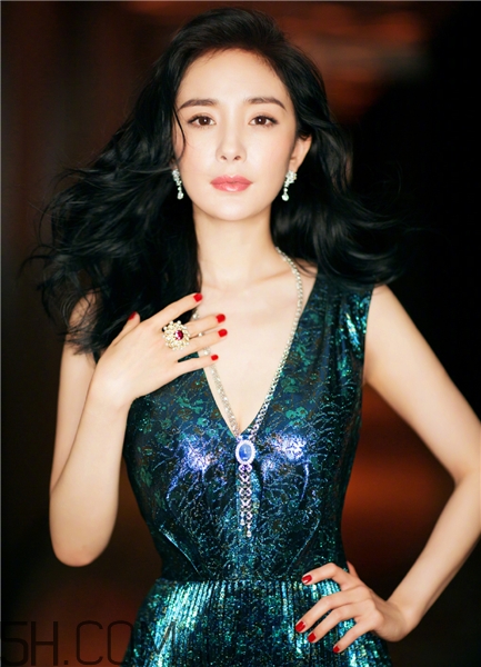 灰指甲會導(dǎo)致腳臭嗎？灰指甲能徹底根治嗎？