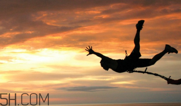 蹦極什么季節(jié)去好？雙人蹦極是抱一起的么？