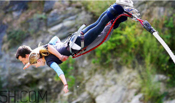 蹦極什么季節(jié)去好？雙人蹦極是抱一起的么？