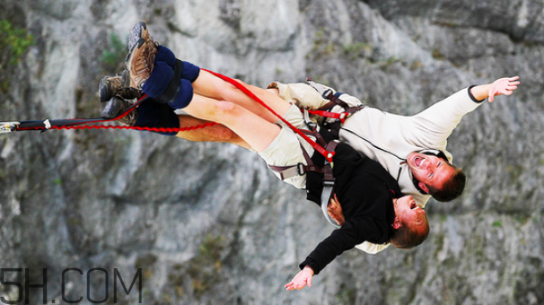 蹦極什么季節(jié)去好？雙人蹦極是抱一起的么？