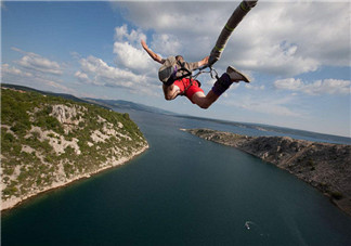 蹦極什么季節(jié)去好？雙人蹦極是抱一起的么？