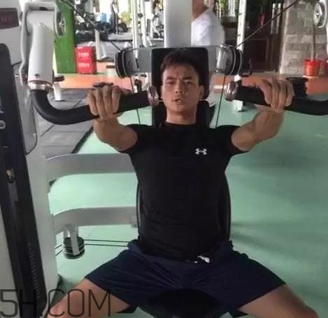 坐姿推胸練哪里？坐姿推胸動(dòng)作要領(lǐng)