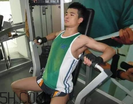 坐姿推胸能練下胸嗎？坐姿推胸和臥推哪個效果好？