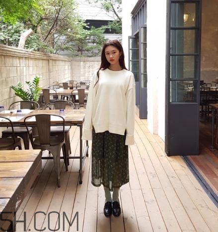 白色毛衣搭配什么裙子？白色毛衣搭配裙子圖片
