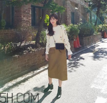 白色毛衣搭配什么裙子？白色毛衣搭配裙子圖片