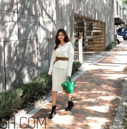 白色毛衣搭配什么裙子？白色毛衣搭配裙子圖片