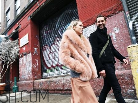 短款皮草下身搭配什么？短款皮草怎么搭配？