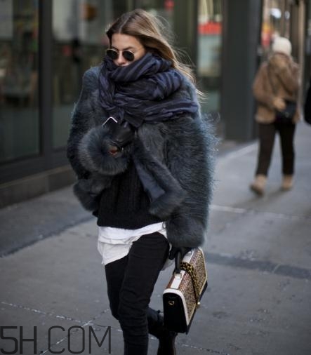 短款皮草下身搭配什么？短款皮草怎么搭配？